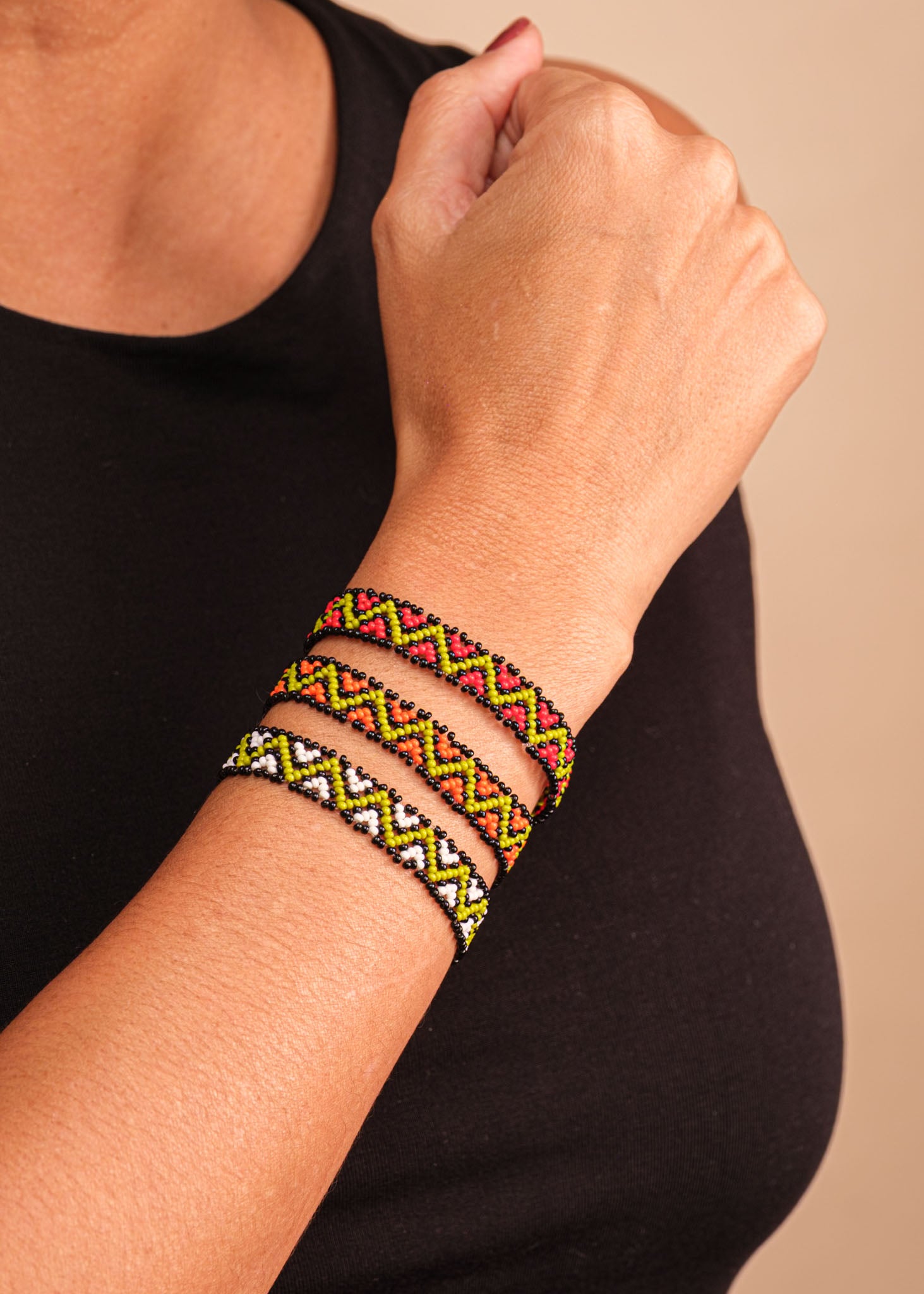 Pulseira de miçangas colorida feita pelo povo Waurá, artesanato indígena brasileiro