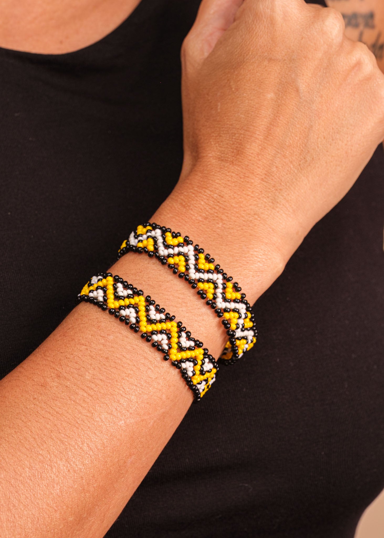 Pulseira de miçangas amarela e branca feita pelo povo Waurá, artesanato indígena brasileiro Imagem principal do produto