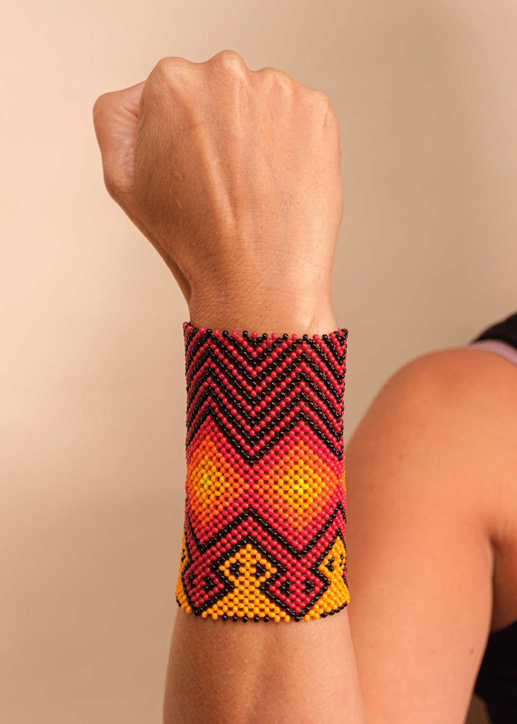 Pulseira de miçangas vermelha e laranja, feita pelo povo Yawanawa, artesanato indígena brasileiro 