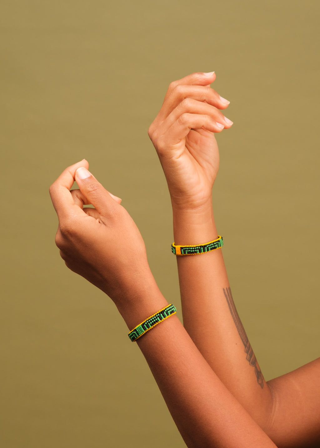 Dupla de pulseira de miçangas verde, preta e amarela, feita pelo povo Waurá, artesanato indígena brasileiro 