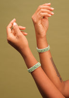 Pulseira de miçangas verde, azul e amarelo feita pelo povo Waurá, artesanato indígena brasileiro