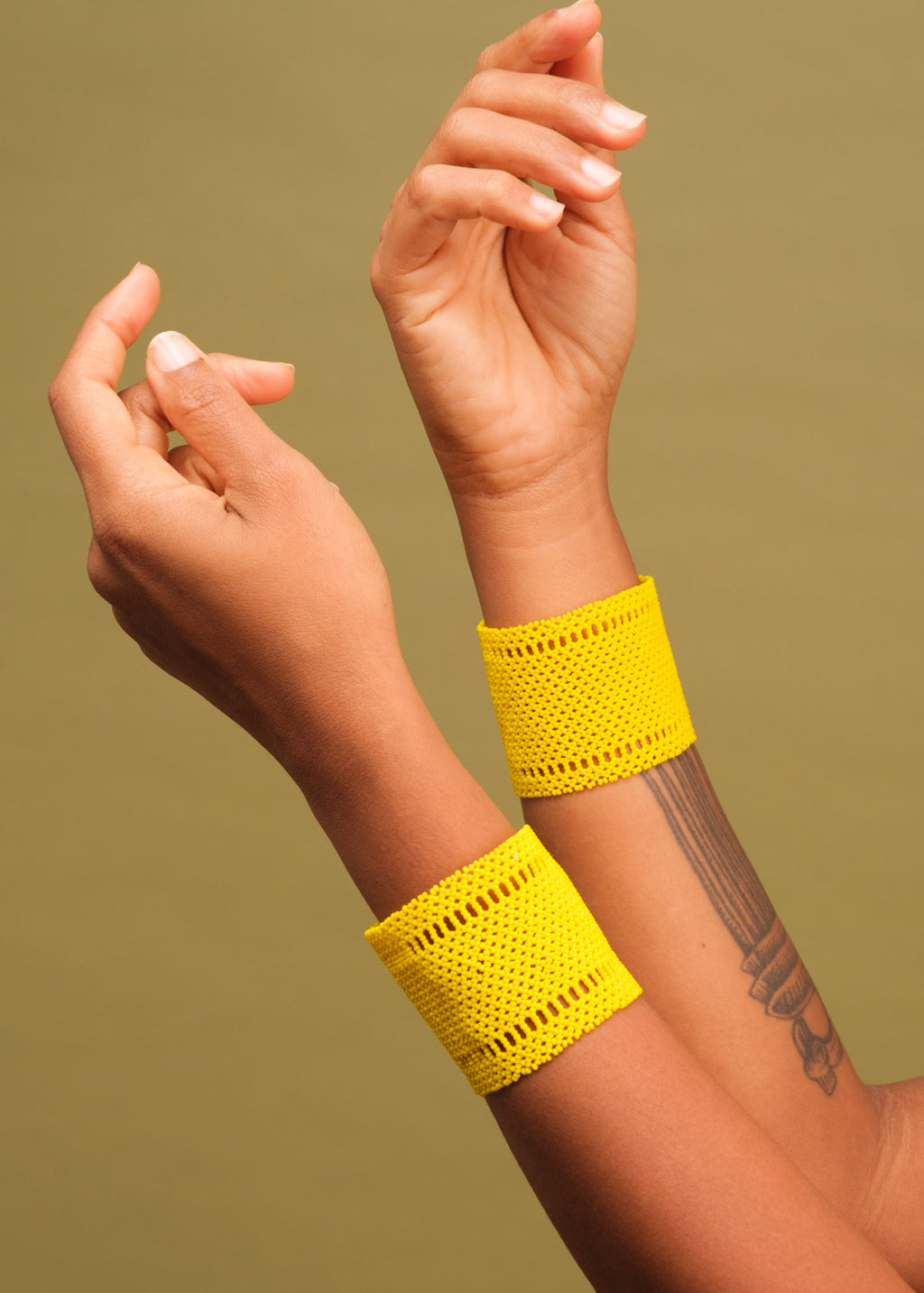 Pulseira de miçangas amarela feita pelo povo Waurá, artesanato indígena brasileiro