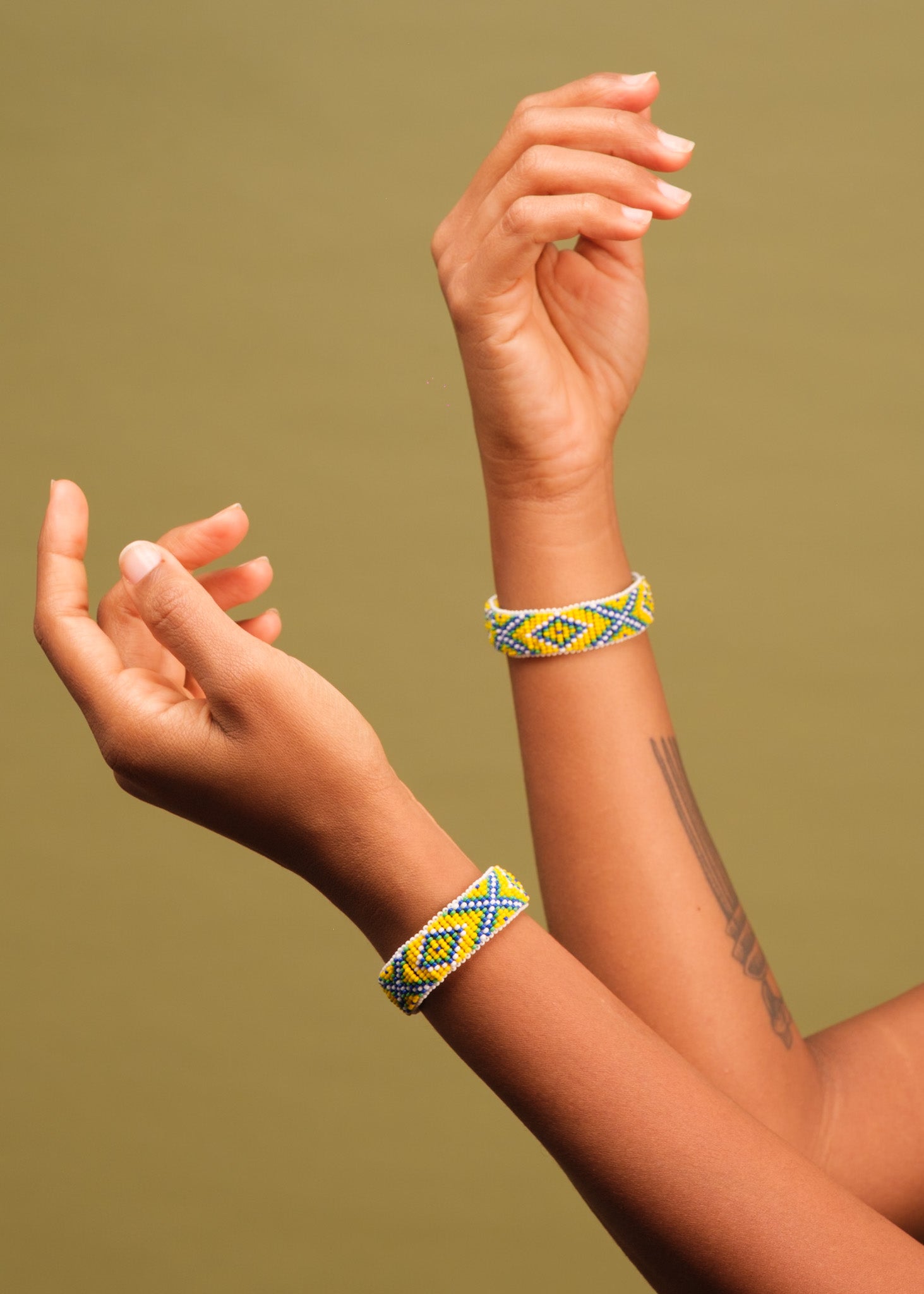 Pulseira de miçangas azul, verde e branco feita pelo povo Waurá, artesanato indígena brasileiro Imagem principal do produto