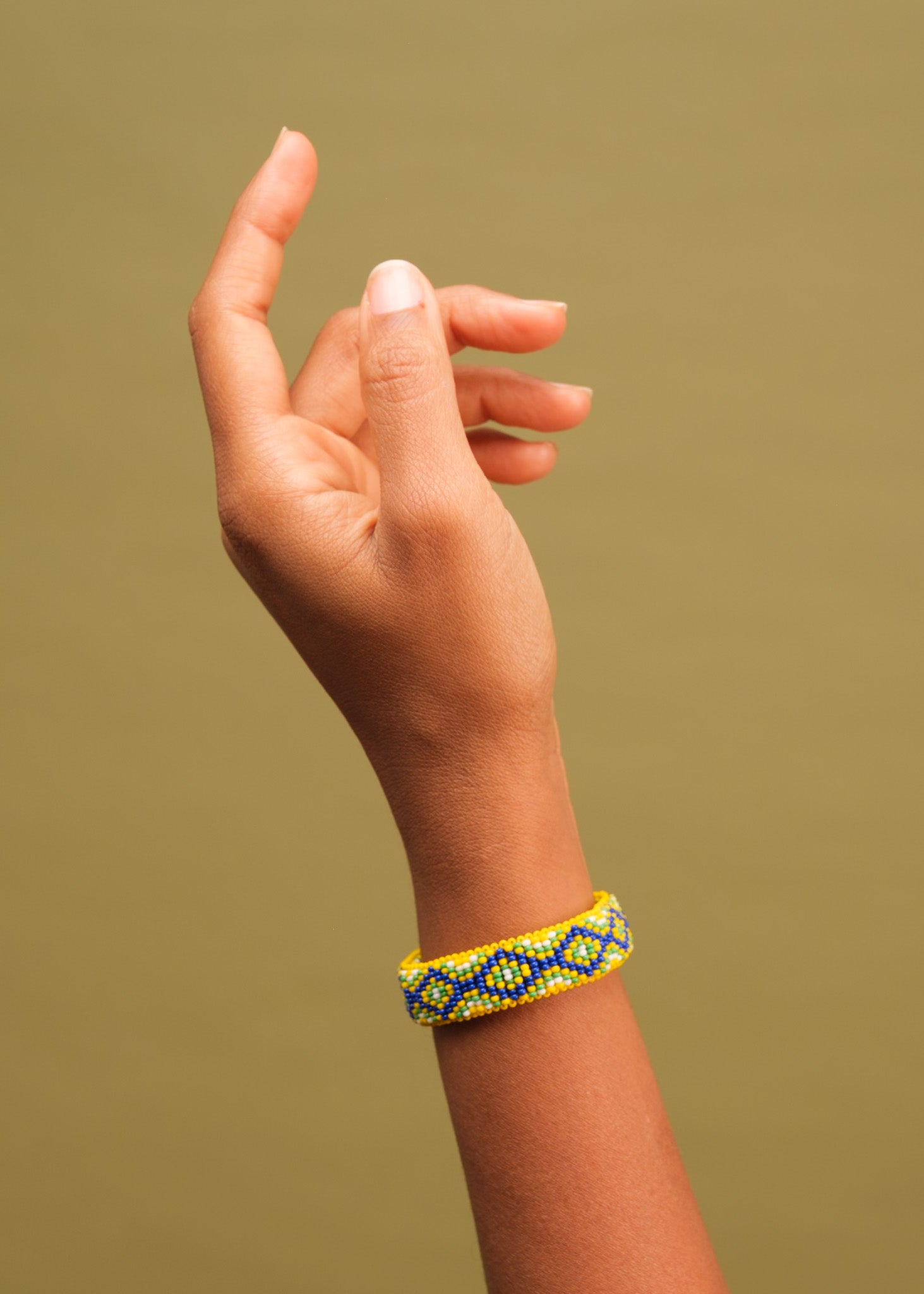 Pulseira de miçangas verde, azul, amarelo feita pelo povo Waurá, artesanato indígena brasileiro Imagem principal do produto