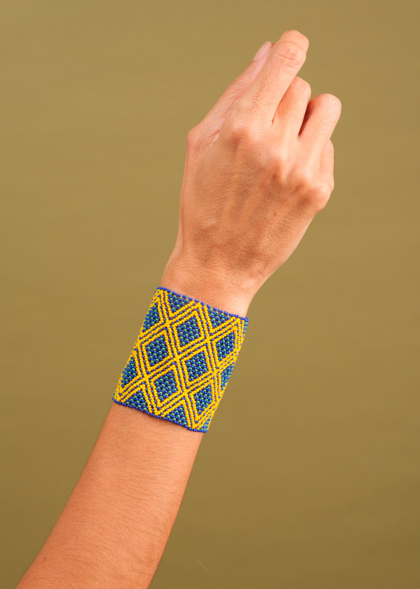 Pulseira de miçangas azul e amarela feita pelo povo Waurá, artesanato indígena brasileiro Imagem principal do produto