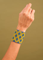 Pulseira de miçangas azul e amarela feita pelo povo Waurá, artesanato indígena brasileiro