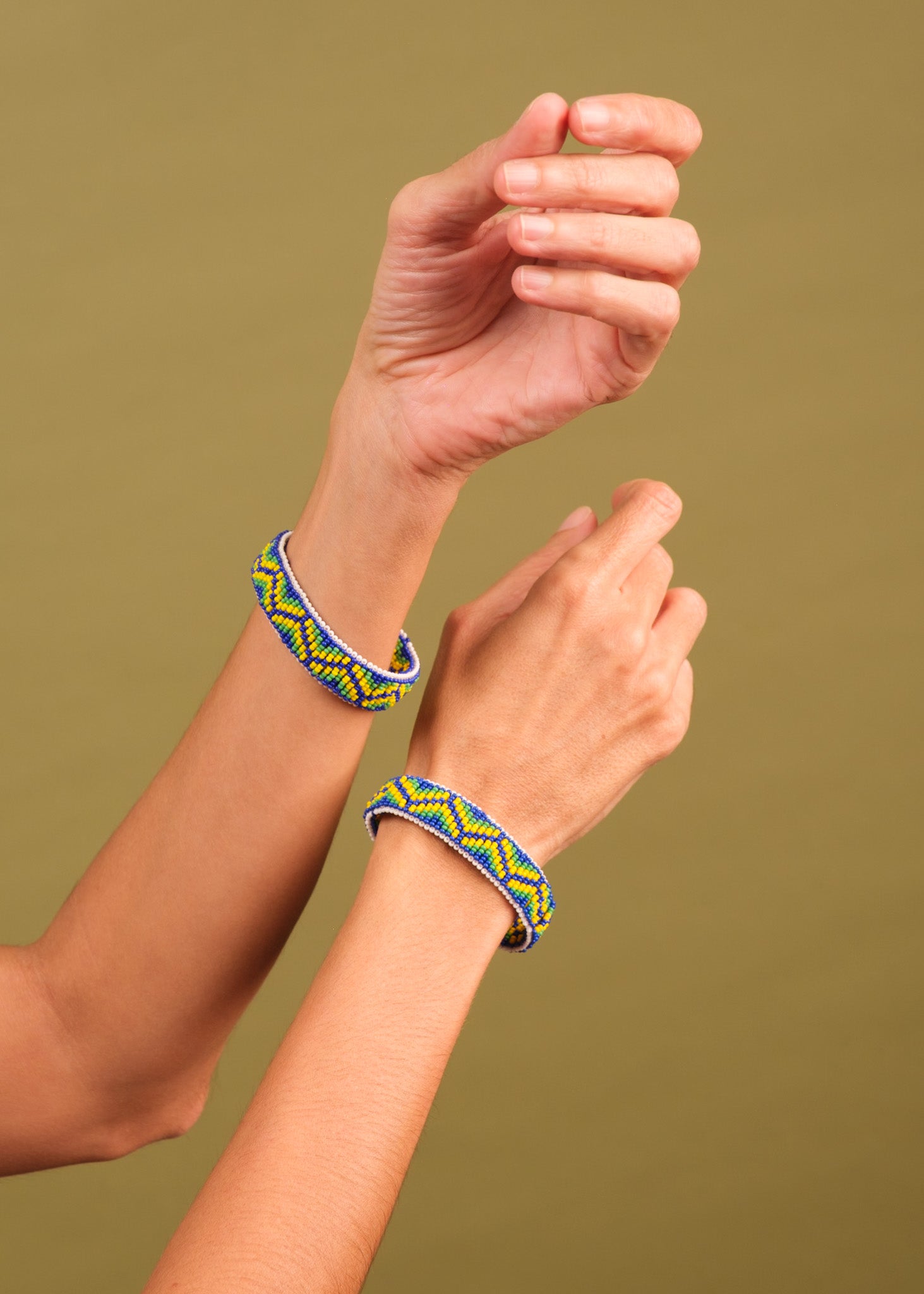 Pulseira de miçangas azul, verde e branco feita pelo povo Waurá, artesanato indígena brasileiro Imagem principal do produto