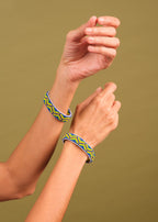 Pulseira de miçangas azul, verde e branco feita pelo povo Waurá, artesanato indígena brasileiro