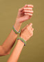 Pulseira de miçangas azul, verde e branco feita pelo povo Waurá, artesanato indígena brasileiro