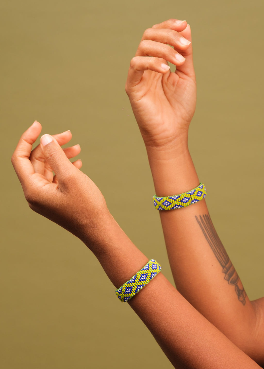 Pulseira de miçangas azul,verde e amarelo feita pelo povo Waurá, artesanato indígena brasileiro