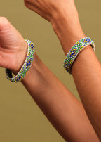 Pulseira de miçangas azul,verde e amarela feita pelo povo Waurá, artesanato indígena brasileiro