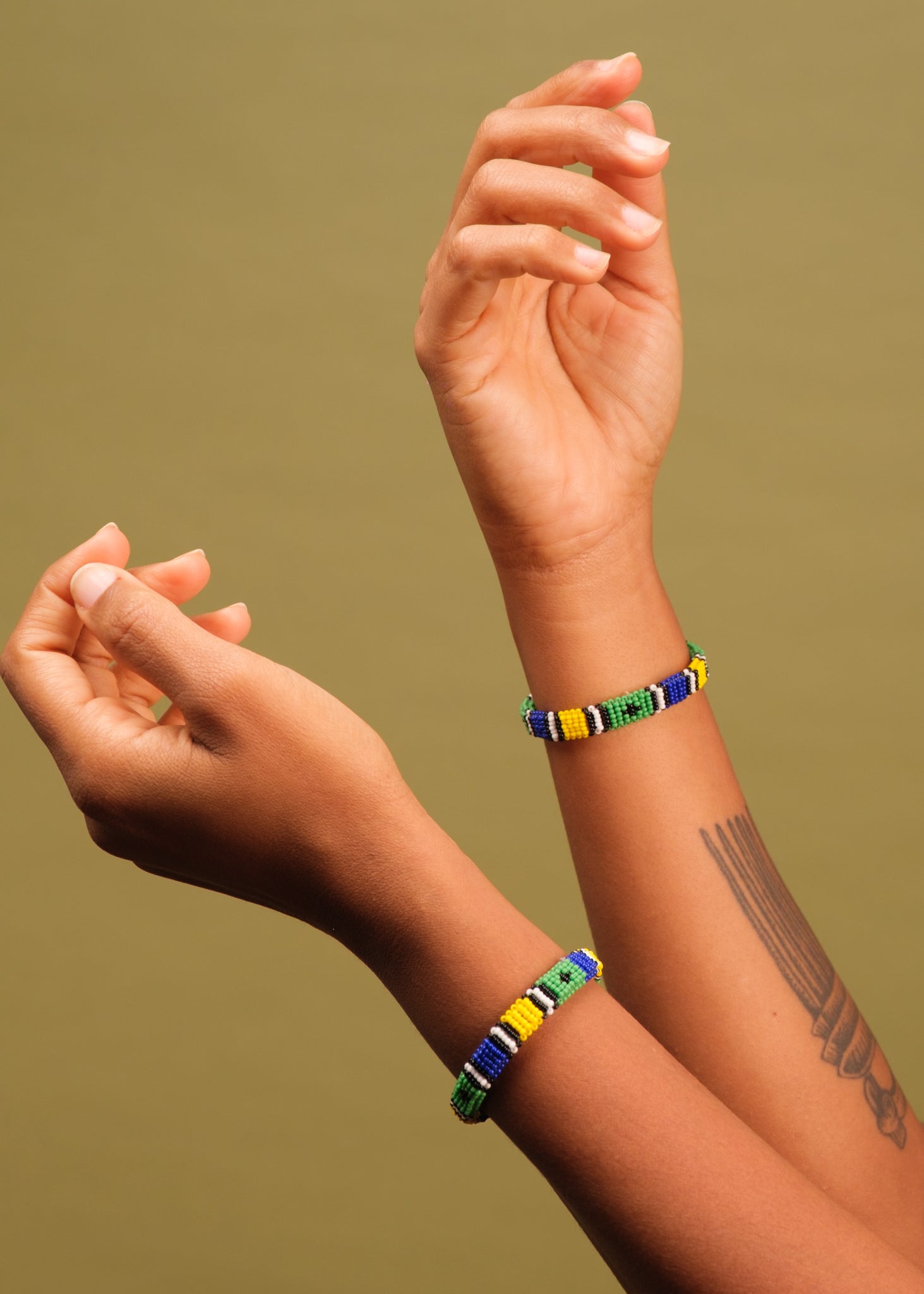 Dupla de pulseira de miçangas colorida, feita pelo povo Waurá, artesanato indígena brasileiro 