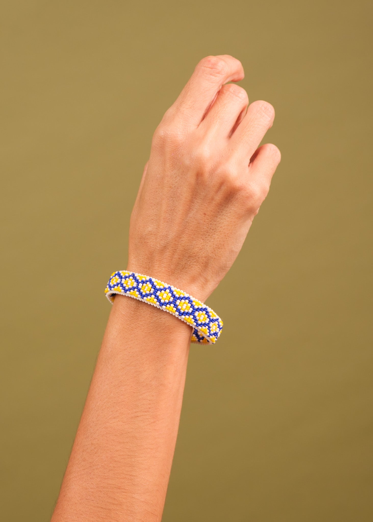 Pulseira de miçangas azul e amarelo feita pelo povo Waurá, artesanato indígena brasileiro
