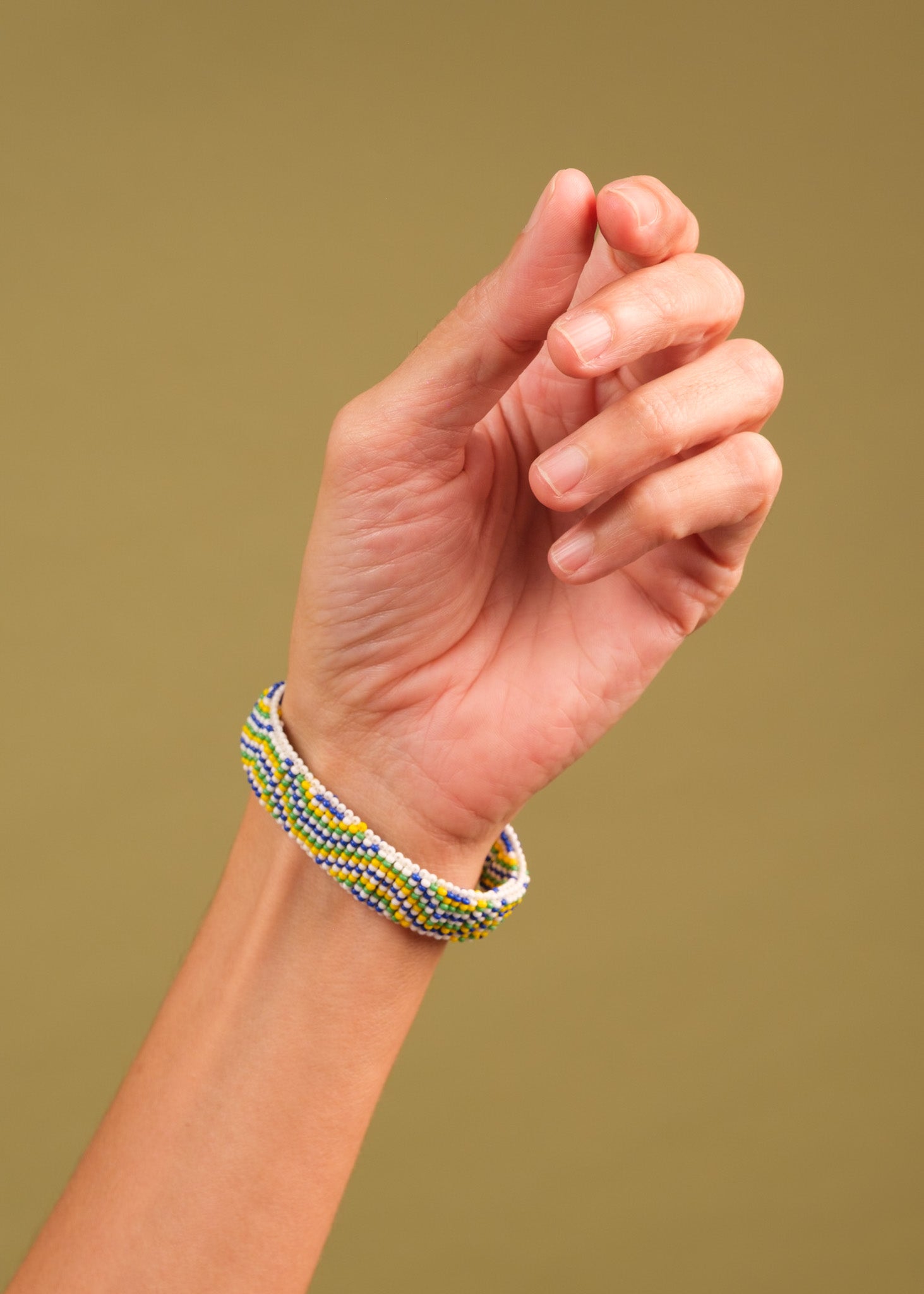 Pulseira de miçangas azul, verde e branco feita pelo povo Waurá, artesanato indígena brasileiro Imagem principal do produto
