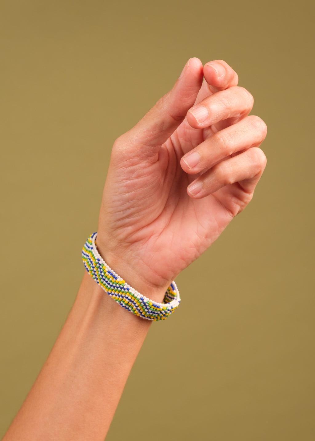 Pulseira de miçangas azul, verde e branco feita pelo povo Waurá, artesanato indígena brasileiro