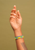 Pulseira de miçangas azul,verde e amarelo feita pelo povo Waurá, artesanato indígena brasileiro