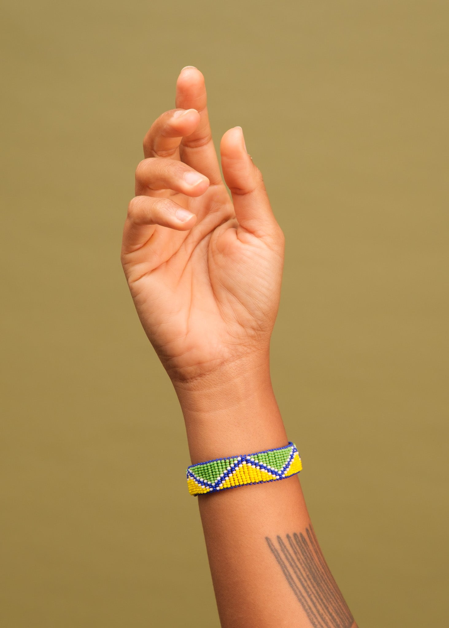 Pulseira de miçangas azul,verde e amarelo feita pelo povo Waurá, artesanato indígena brasileiro