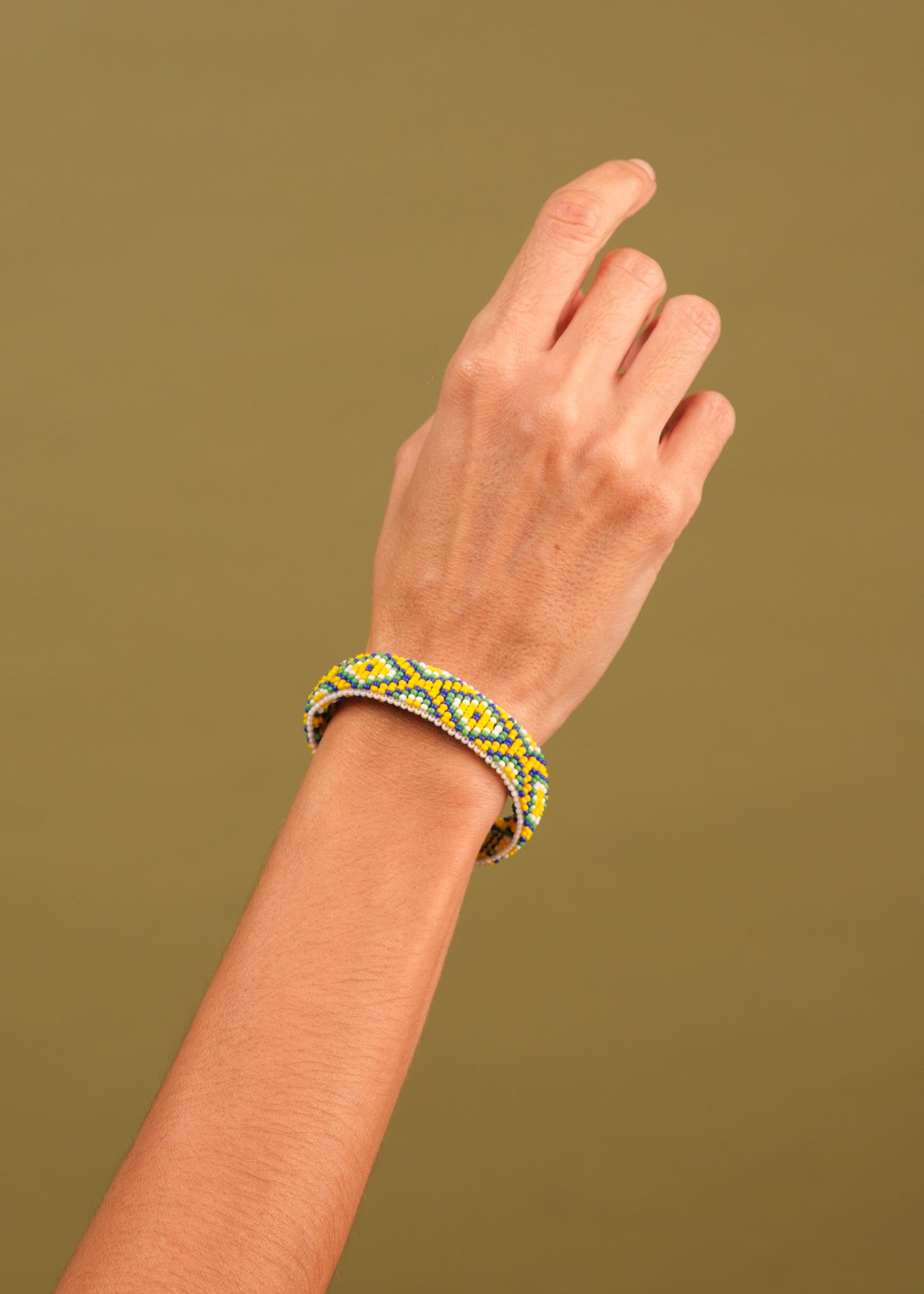 Pulseira de miçangas verde, azul, amarelo feita pelo povo Waurá, artesanato indígena brasileiro Imagem principal do produto