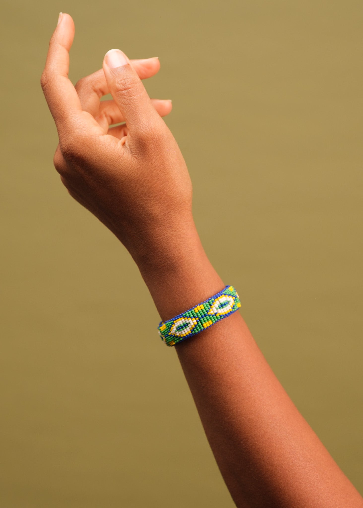 Pulseira de miçangas verde e branco feita pelo povo Waurá, artesanato indígena brasileiro Imagem principal do produto
