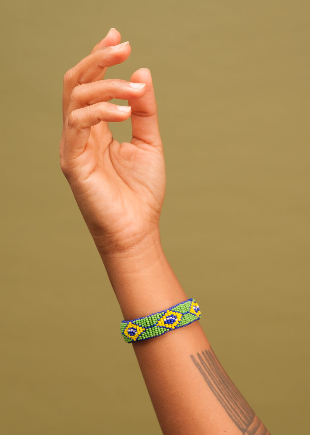 Pulseira de miçangas azul,verde e amarelo feita pelo povo Waurá, artesanato indígena brasileiro