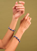 Dupla de pulseira de miçangas azul, preta e branca, feita pelo povo Waurá, artesanato indígena brasileiro 