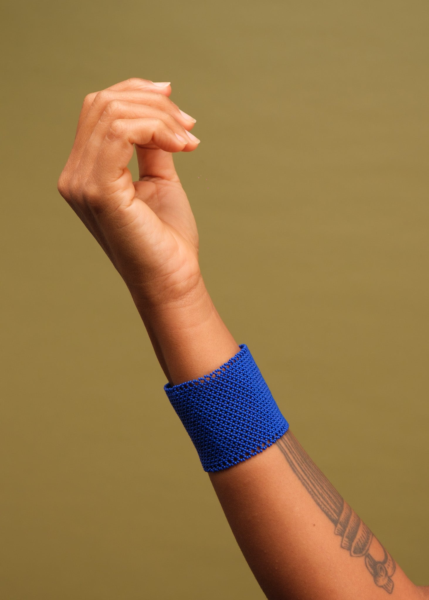 Pulseira de miçangas azul feita pelo povo Waurá, artesanato indígena brasileiro