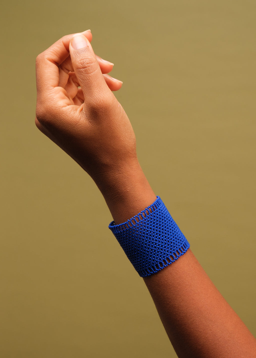 Pulseira de miçangas azul feita pelo povo Waurá, artesanato indígena brasileiro
