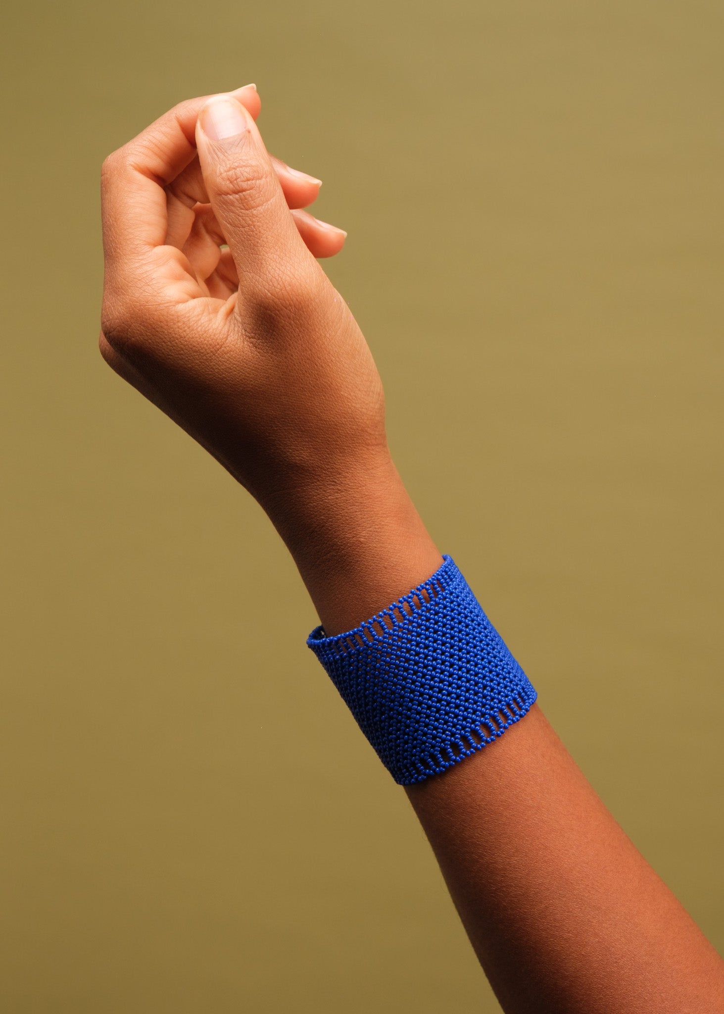 Pulseira de miçangas azul feita pelo povo Waurá, artesanato indígena brasileiro