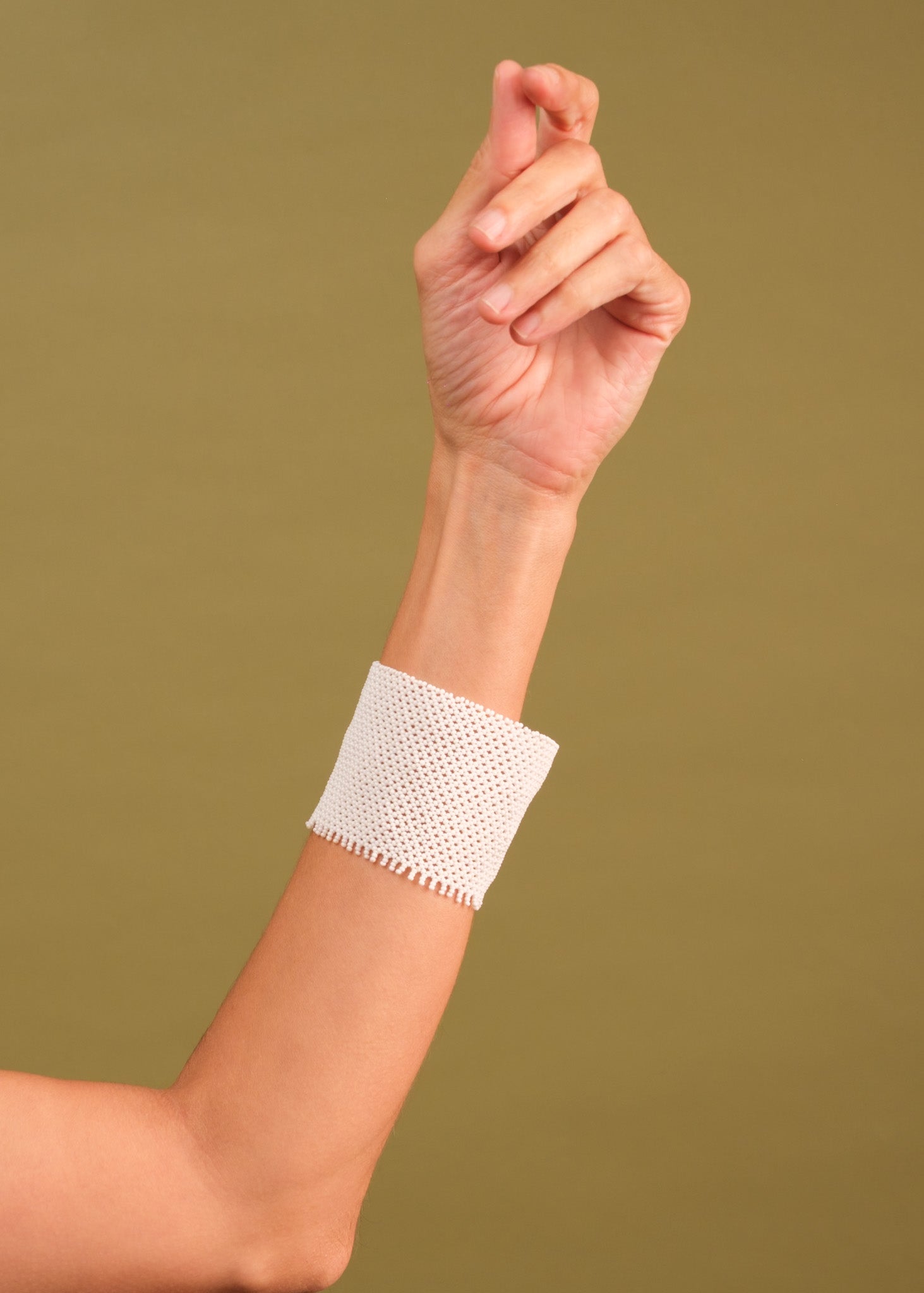 Pulseira de miçangas brancas feita pelo povo Waurá, artesanato indígena brasileiro Imagem principal do produto