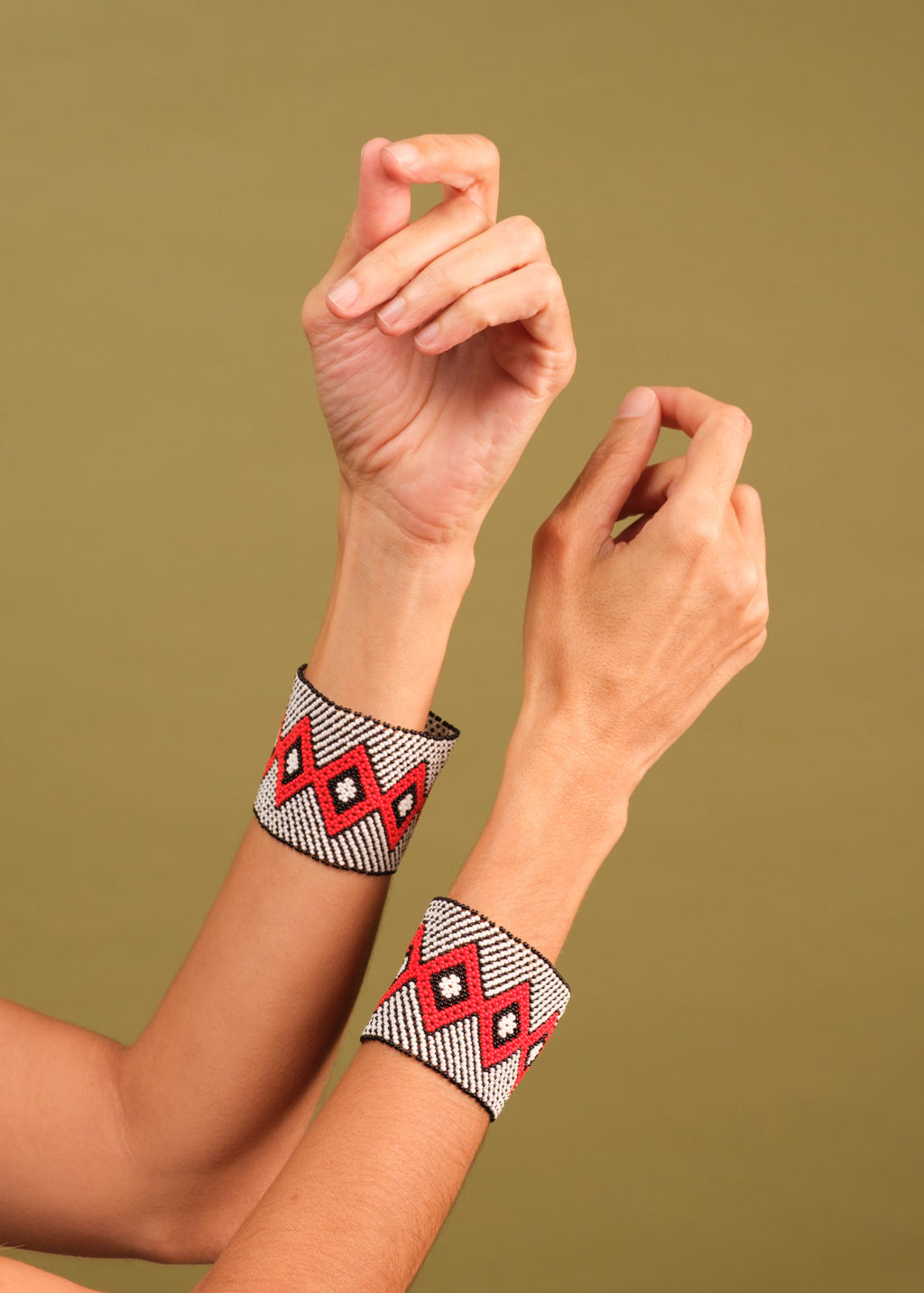 Pulseira de miçangas preta, branca e vermelha feita pelo povo Waurá, artesanato indígena brasileiro