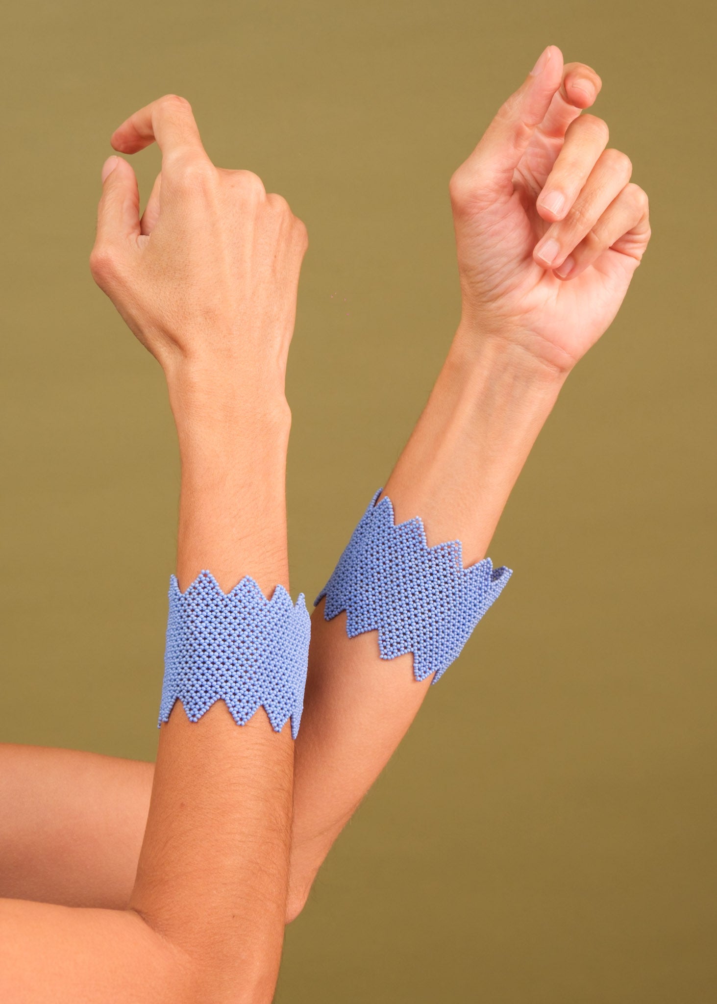Pulseira de miçangas azul feita pelo povo Waurá, artesanato indígena brasileiro Imagem principal do produto