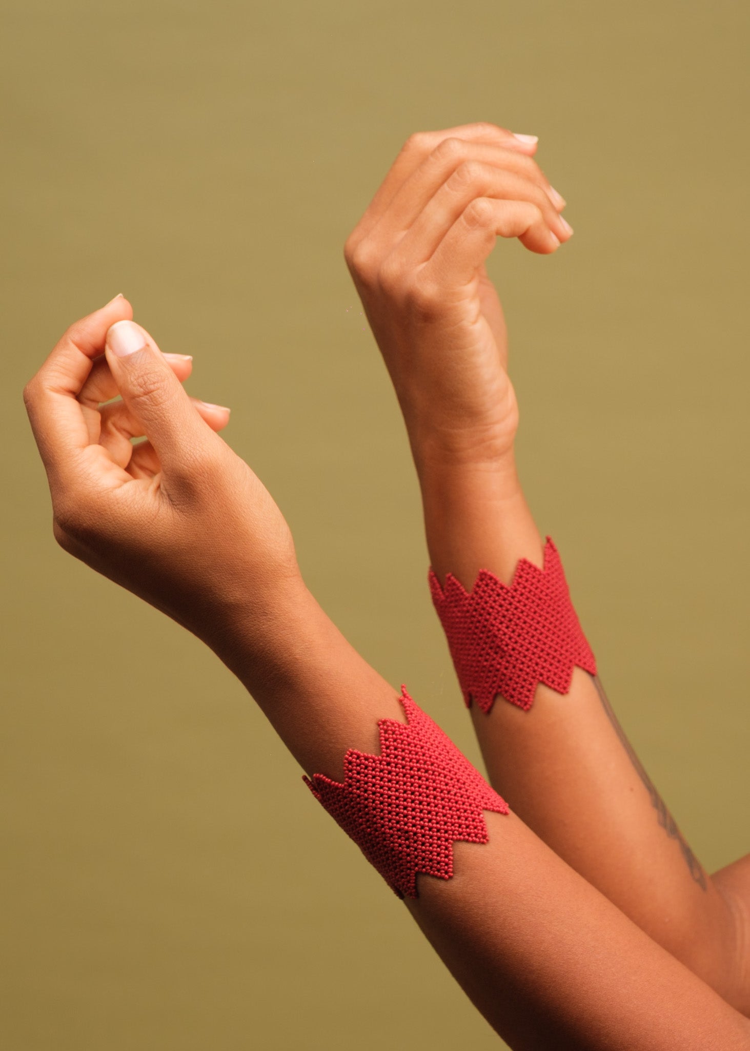 Pulseira de miçangas vermelhas feita pelo povo Waurá, artesanato indígena brasileiro Imagem principal do produto