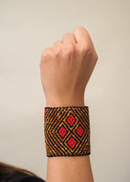 Pulseira de miçangas marrom e vermelha feita pelo povo Waurá, artesanato indígena brasileiro