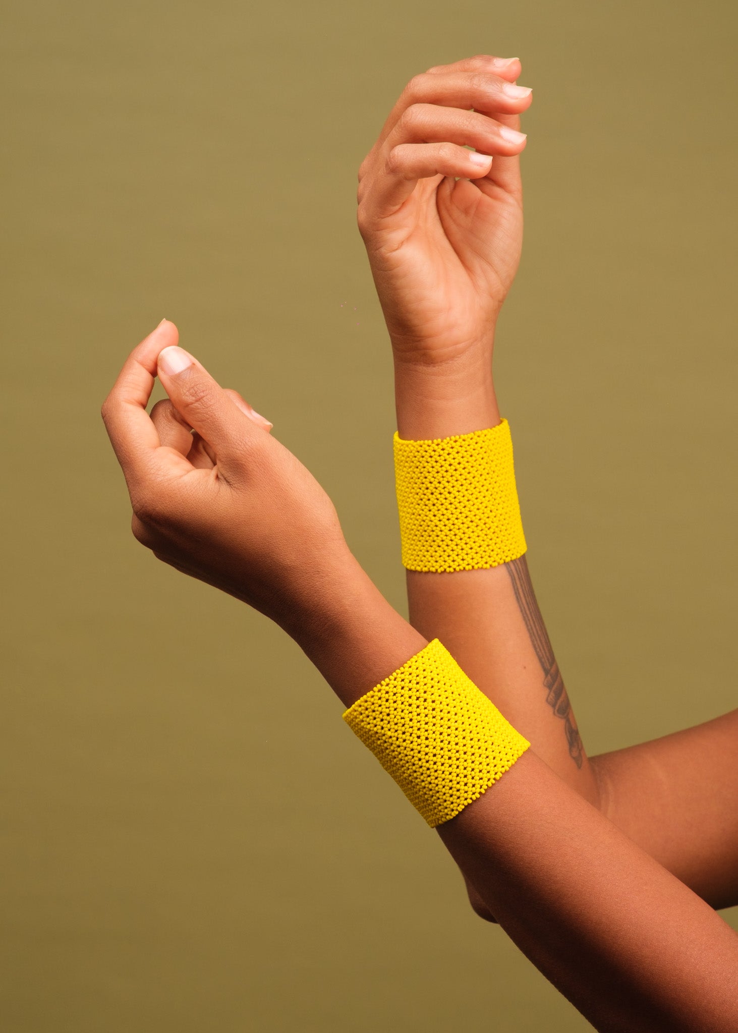 Pulseira de miçangas amarela feita pelo povo Waurá, artesanato indígena brasileiro Imagem principal do produto
