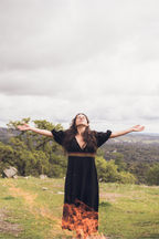 Vestido bordado preto feito pelo povo Huni Kuin, artesanato indígena brasileiro