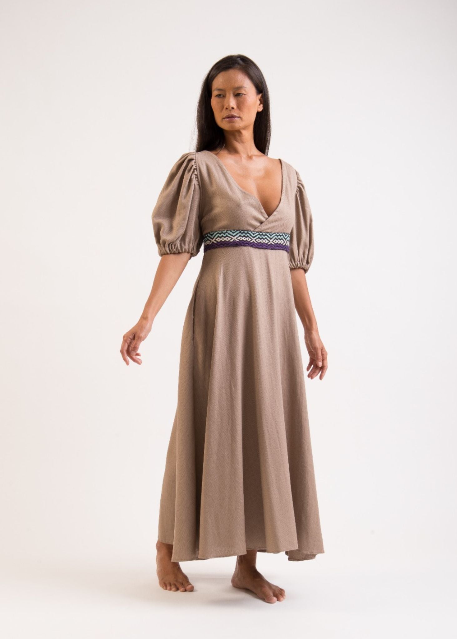 Vestido bordado caqui feito pelo povo Huni Kuin, artesanato indígena brasileiro Imagem principal do produto