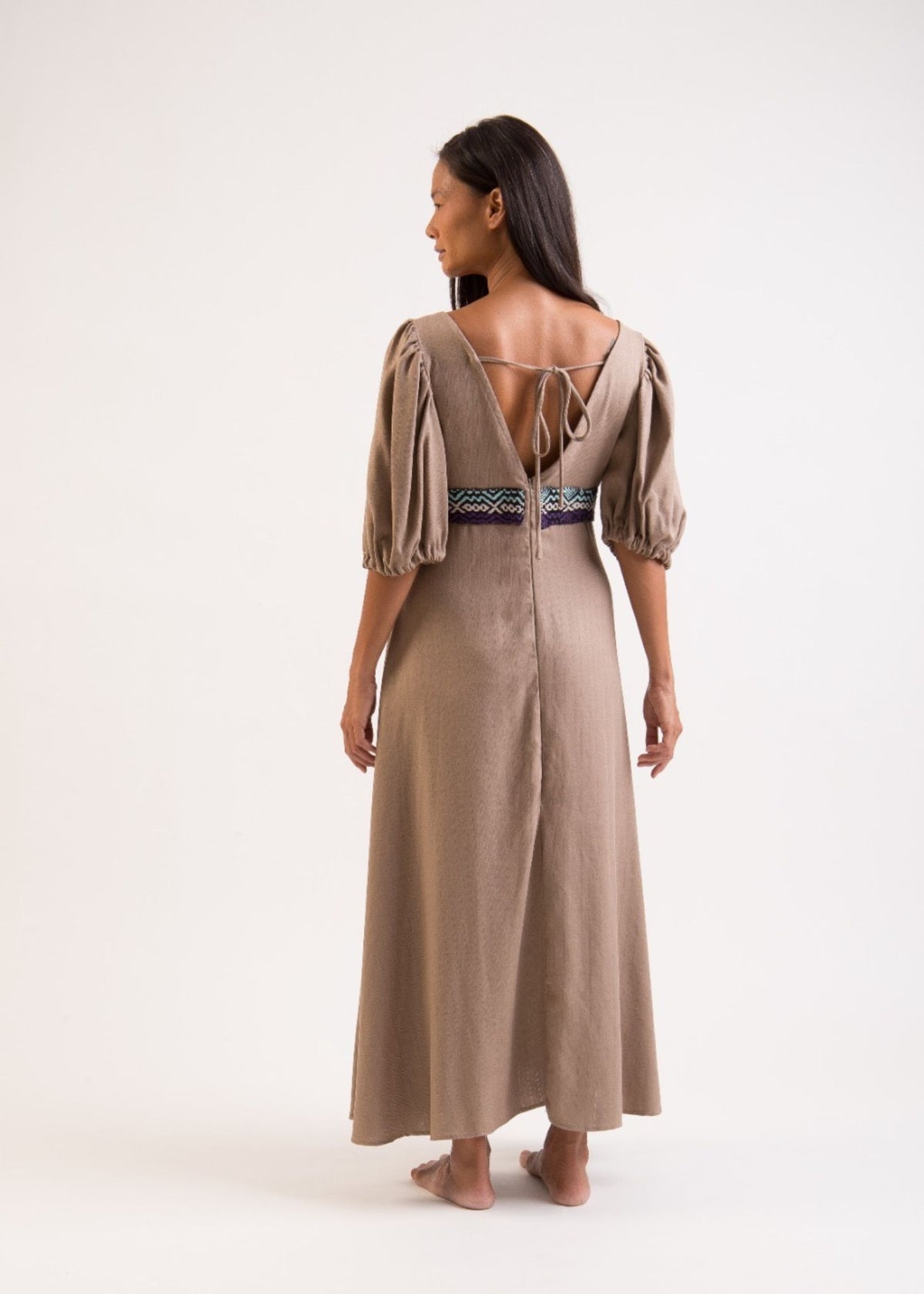 Vestido bordado caqui feito pelo povo Huni Kuin, artesanato indígena brasileiro