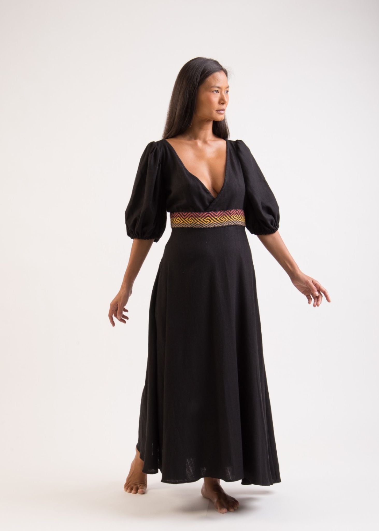Vestido bordado preto feito pelo povo Huni Kuin, artesanato indígena brasileiro Imagem principal do produto