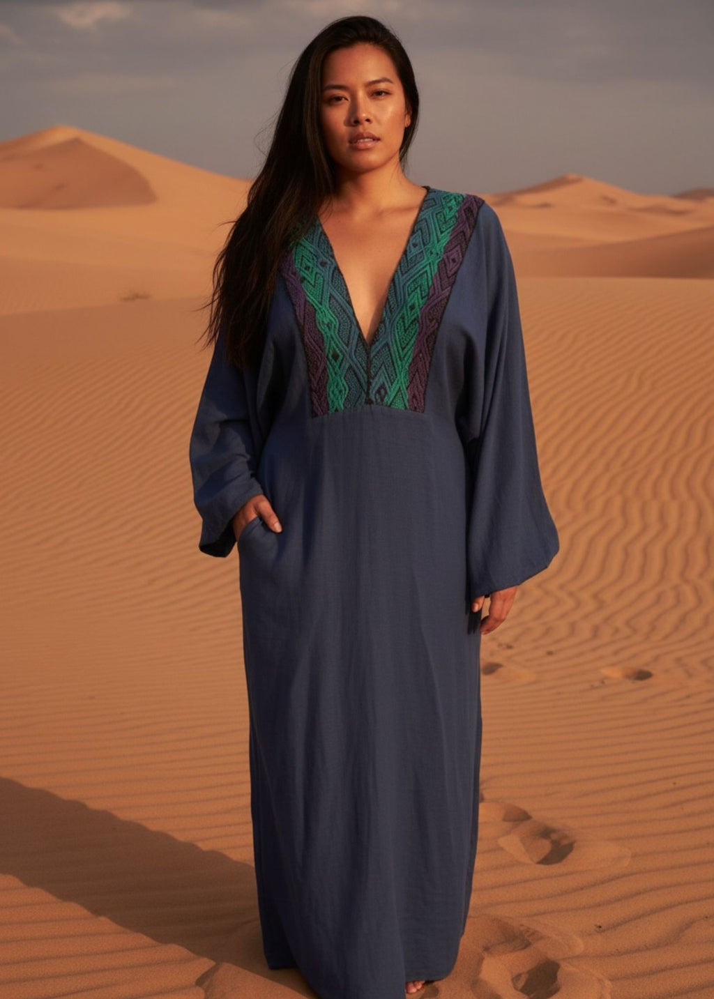 Vestido bordado azul escuro feito pelo povo Huni Kuin, artesanato indígena brasileiro