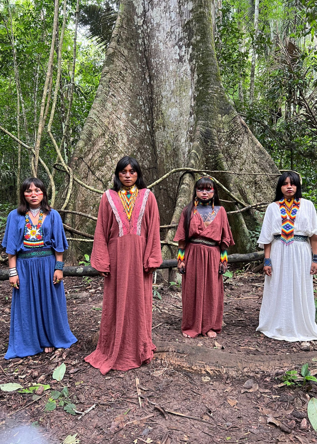 Vestido bordado azul escuro feito pelo povo Huni Kuin, artesanato indígena brasileiro