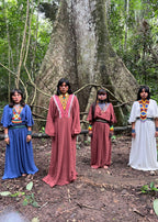 Vestido bordado azul escuro feito pelo povo Huni Kuin, artesanato indígena brasileiro