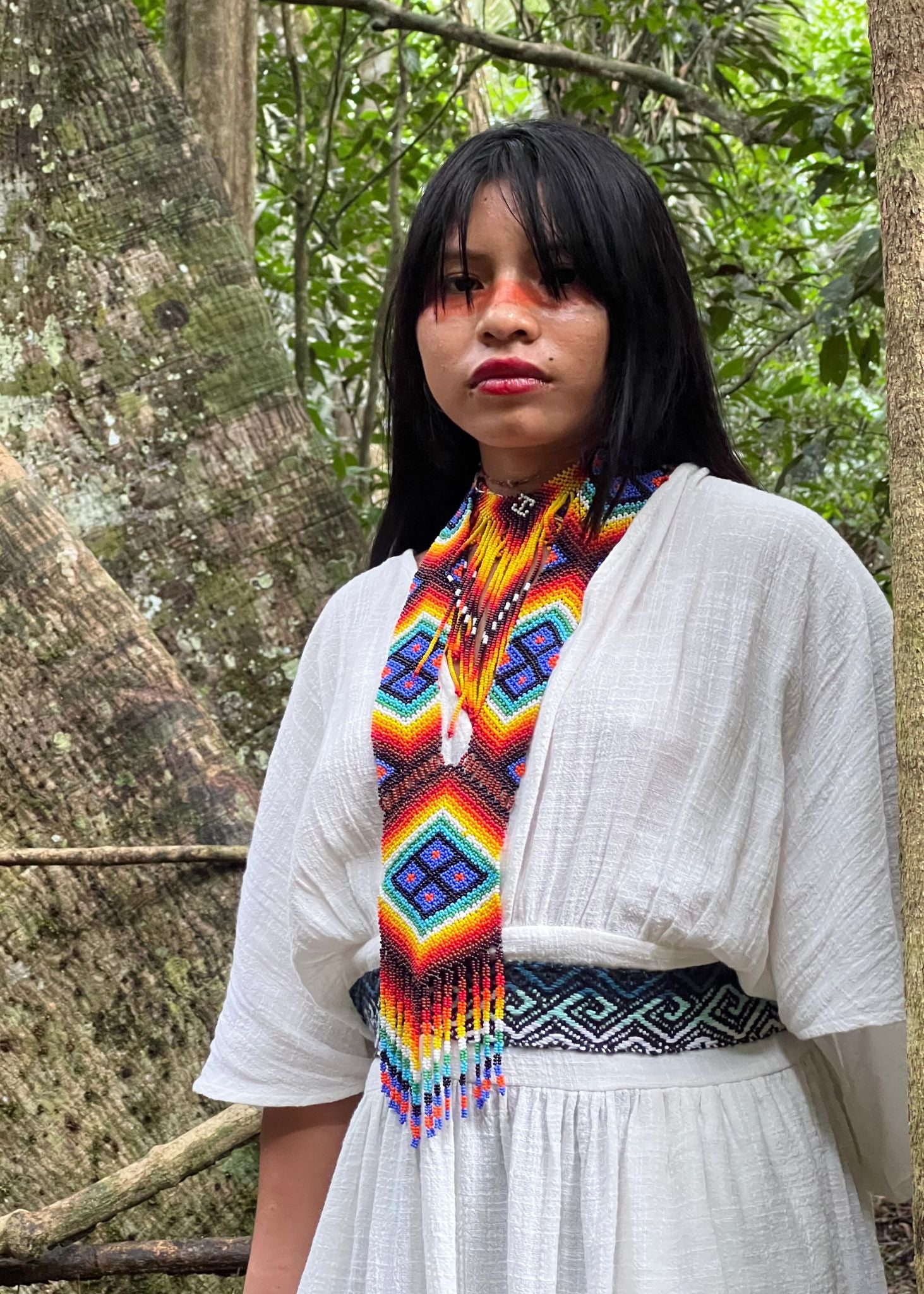 Vestido bordado branco e azul feito pelo povo Huni Kuin, artesanato indígena brasileiro