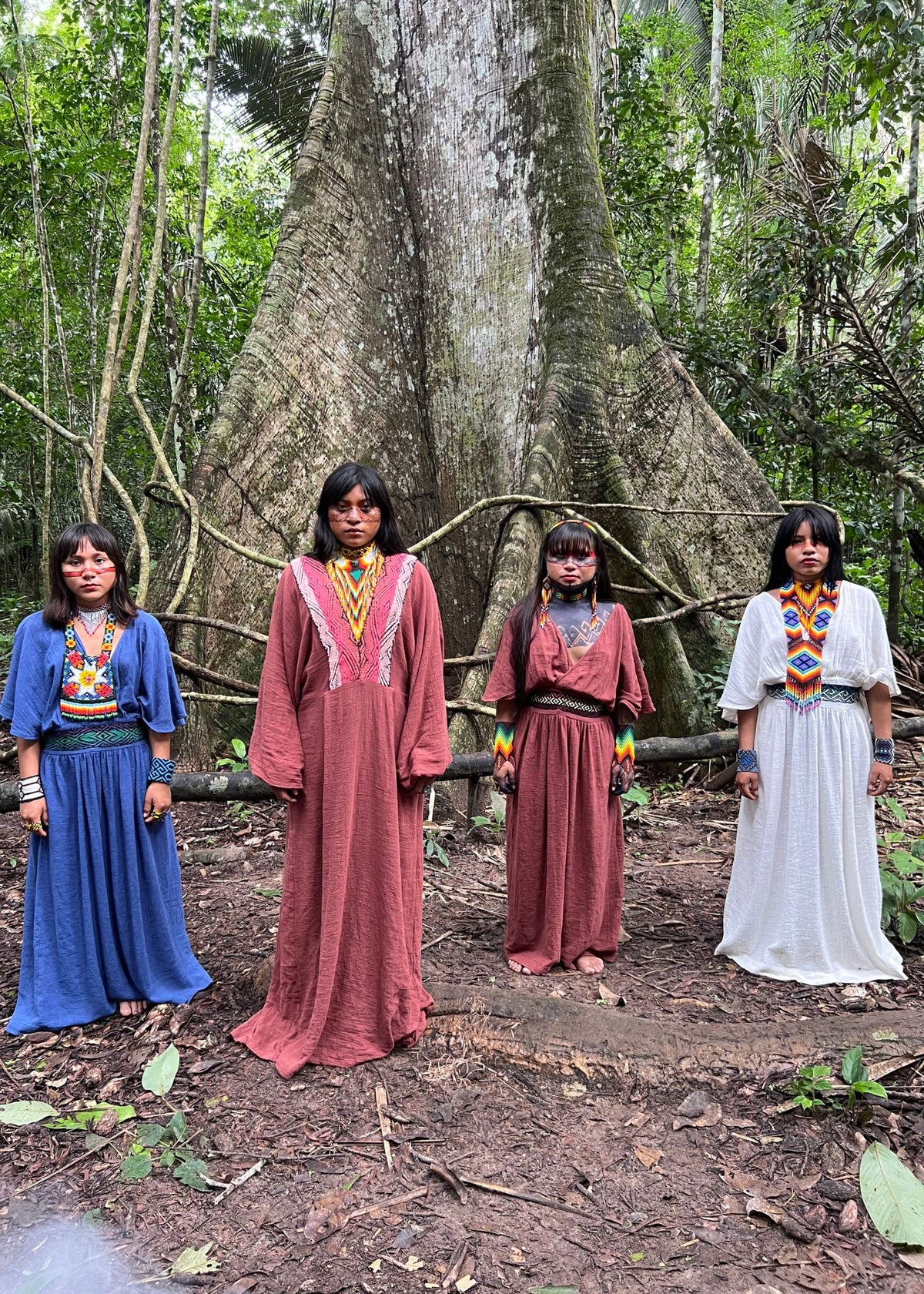 Vestido bordado branco e azul feito pelo povo Huni Kuin, artesanato indígena brasileiro