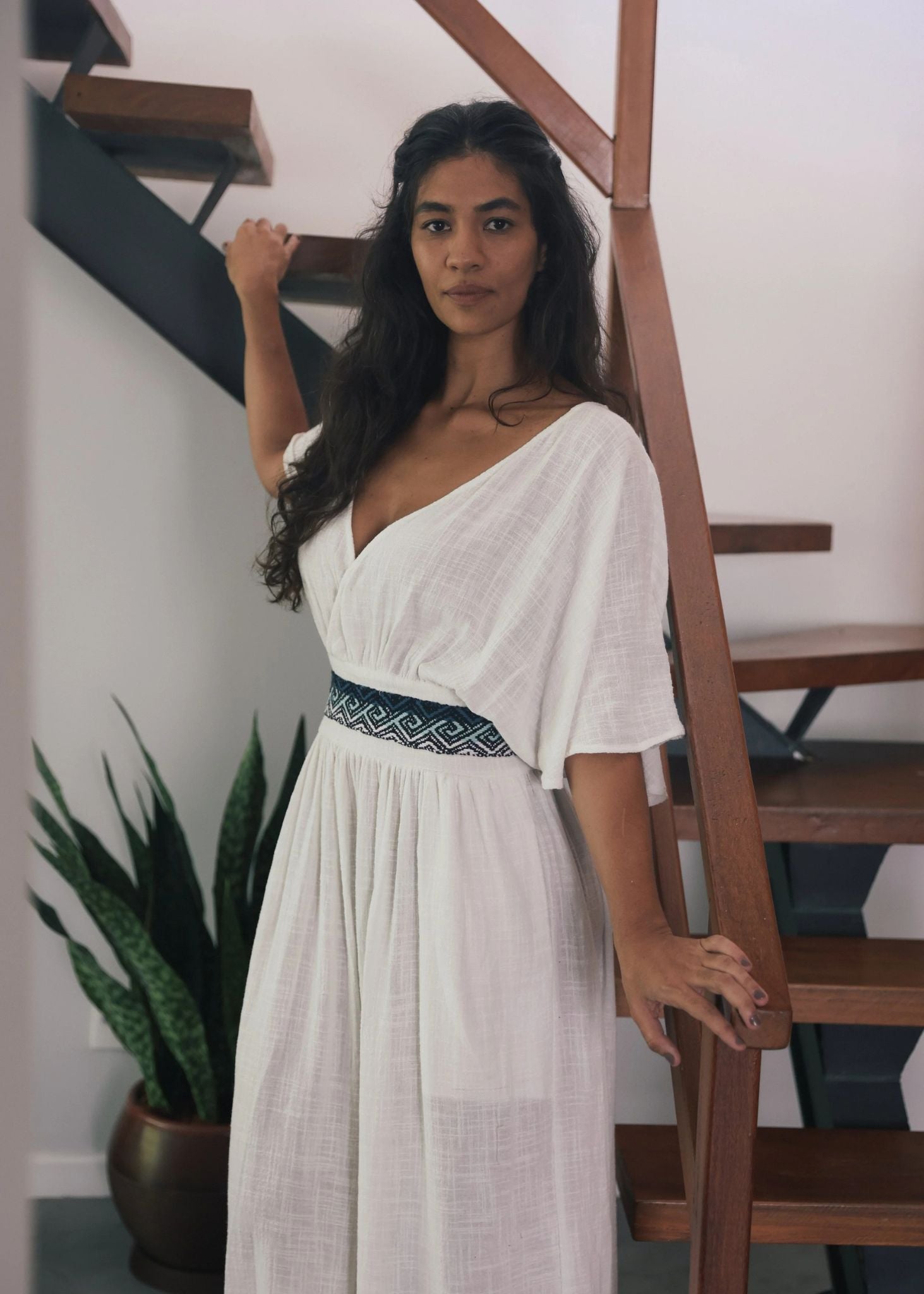 Vestido bordado branco e azul feito pelo povo Huni Kuin, artesanato indígena brasileiro Imagem principal do produto