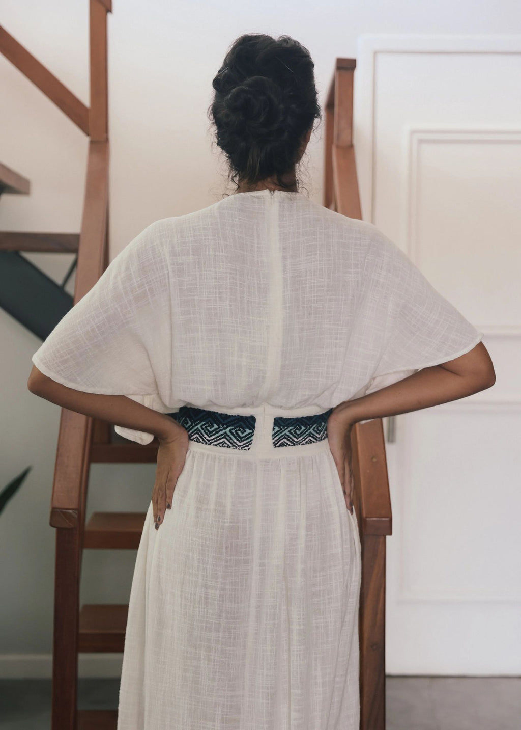 Vestido bordado branco e azul feito pelo povo Huni Kuin, artesanato indígena brasileiro