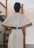 Vestido bordado branco e azul feito pelo povo Huni Kuin, artesanato indígena brasileiro