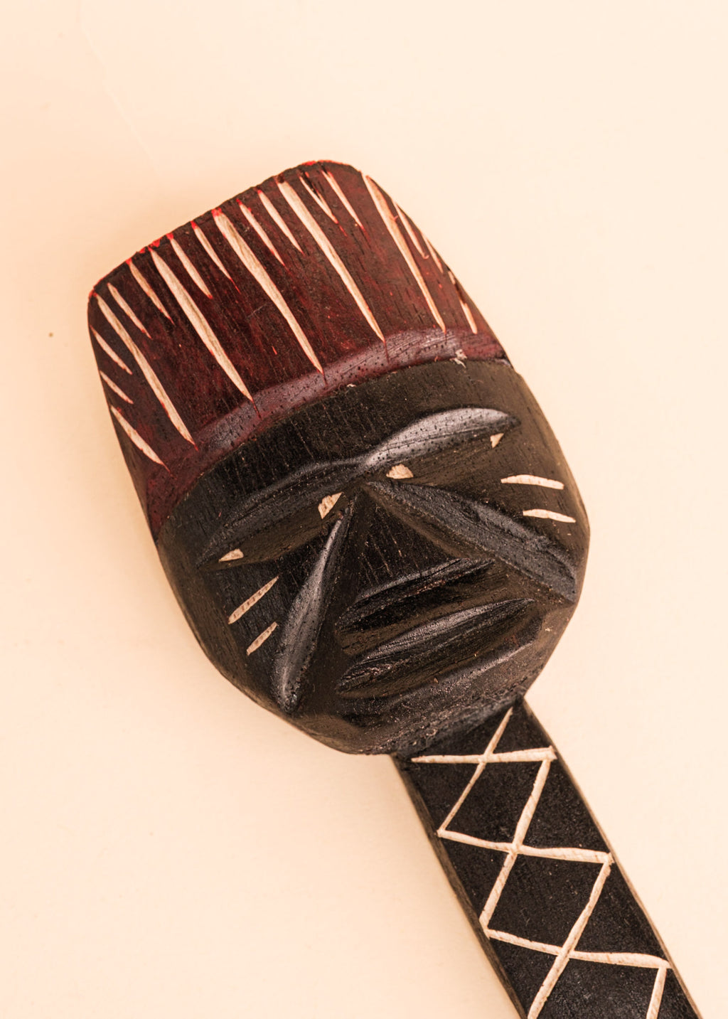 Escultura de molongó marrom feita pelo povo Ticuna, artesanato indígena brasileiro 