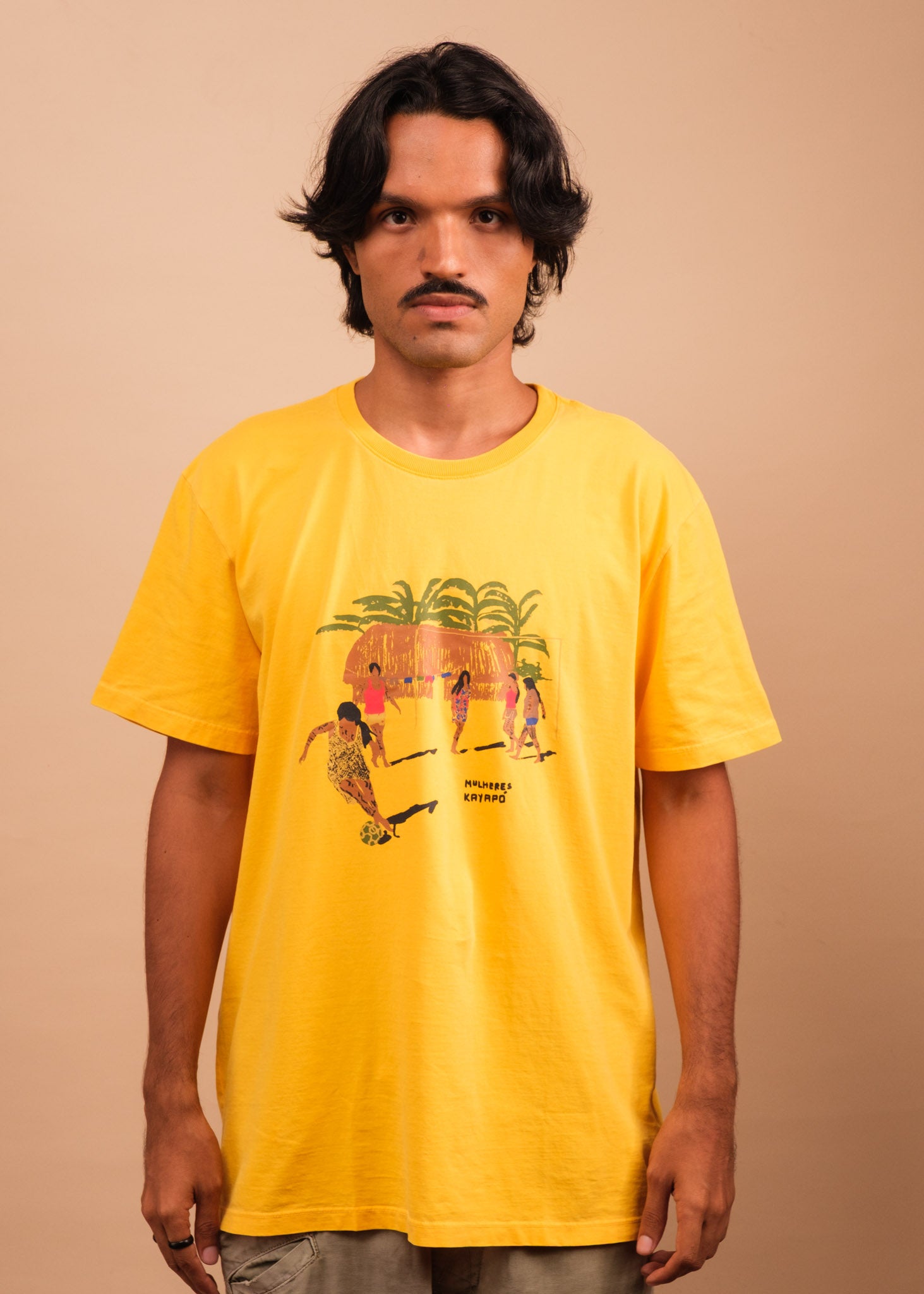 Camiseta Mulheres Jogando - Arte indígena Kayapó | Tucum Brasil Imagem principal do produto