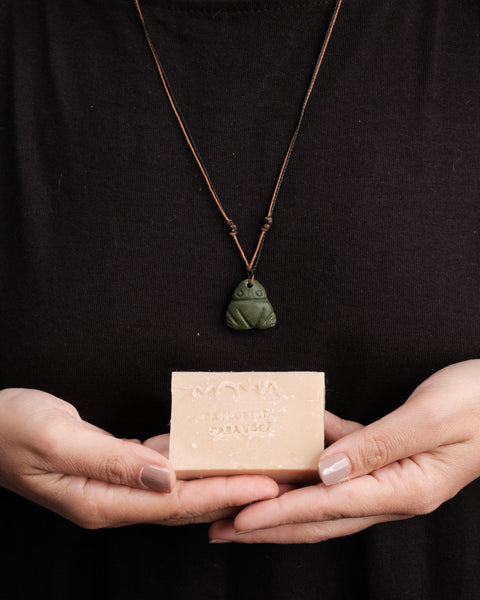 Kit Colar índigena muiraquitã + sabonete corporal MOMA | TUCUM