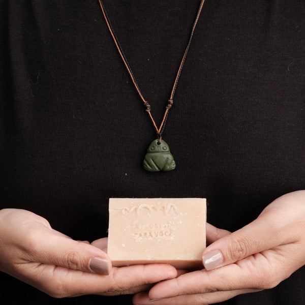 Kit Colar índigena muiraquitã + sabonete corporal MOMA | TUCUM